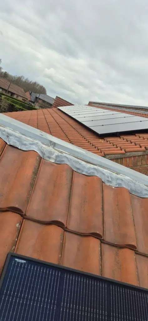 Photo d'un toit avec des panneaux solaires.