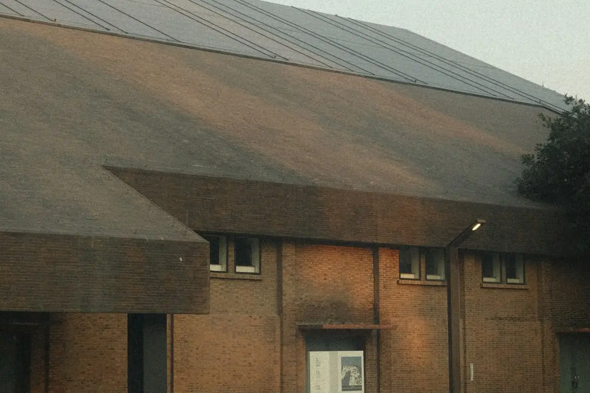 Bâtiment public équipé de panneaux solaires en toiture