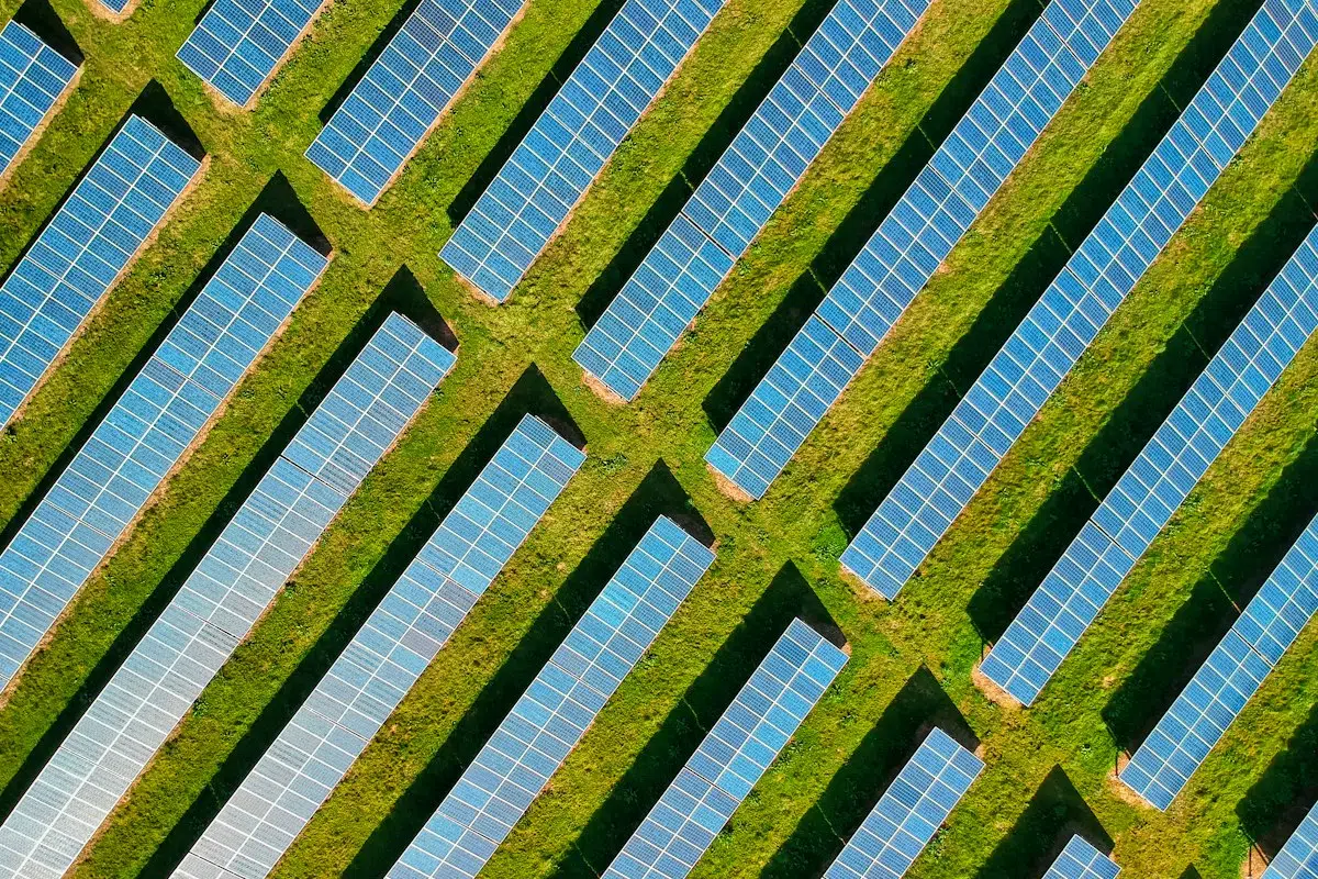 Vue aérienne d’une centrale photovoltaïque au sol