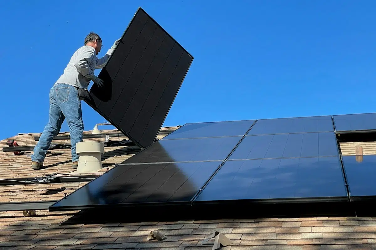 Installateur posant des panneaux photovoltaïques sur une toiture