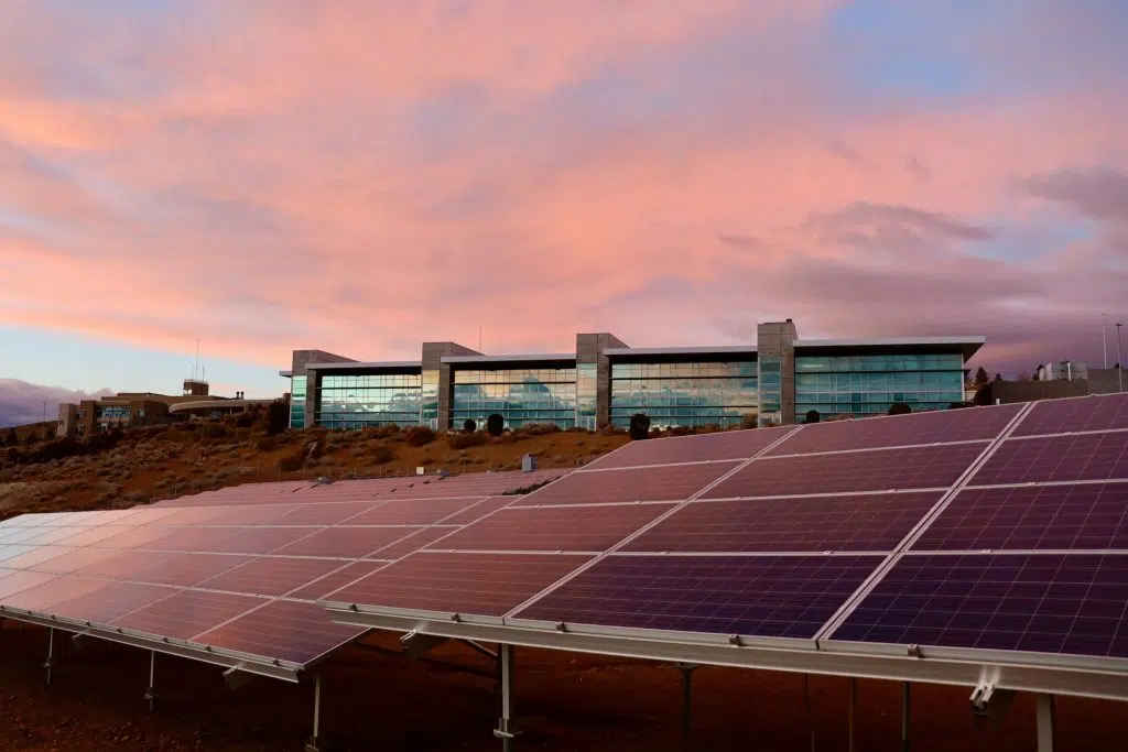 Parc photovoltaïque, couché de soleil